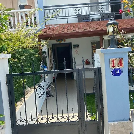 Neseli Bahce Cafe セェフェリヒサール