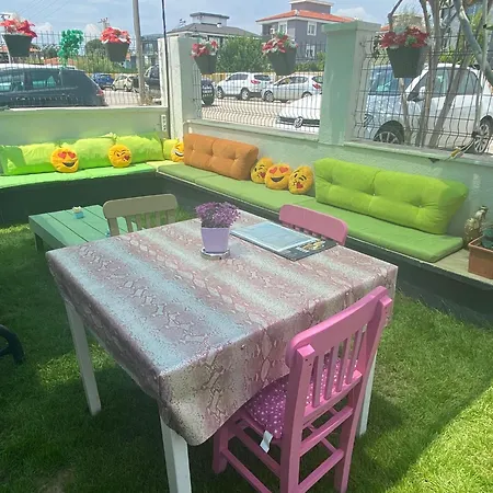Neseli Bahce Cafe アパートホテル セェフェリヒサール